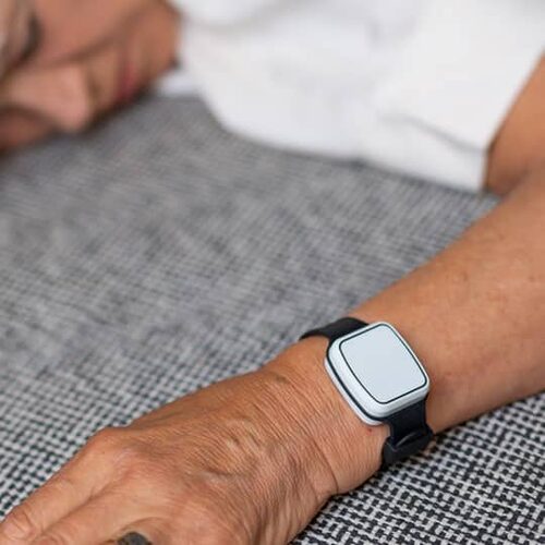 Médaillon Vibby Oak porté au poignet, en bracelet